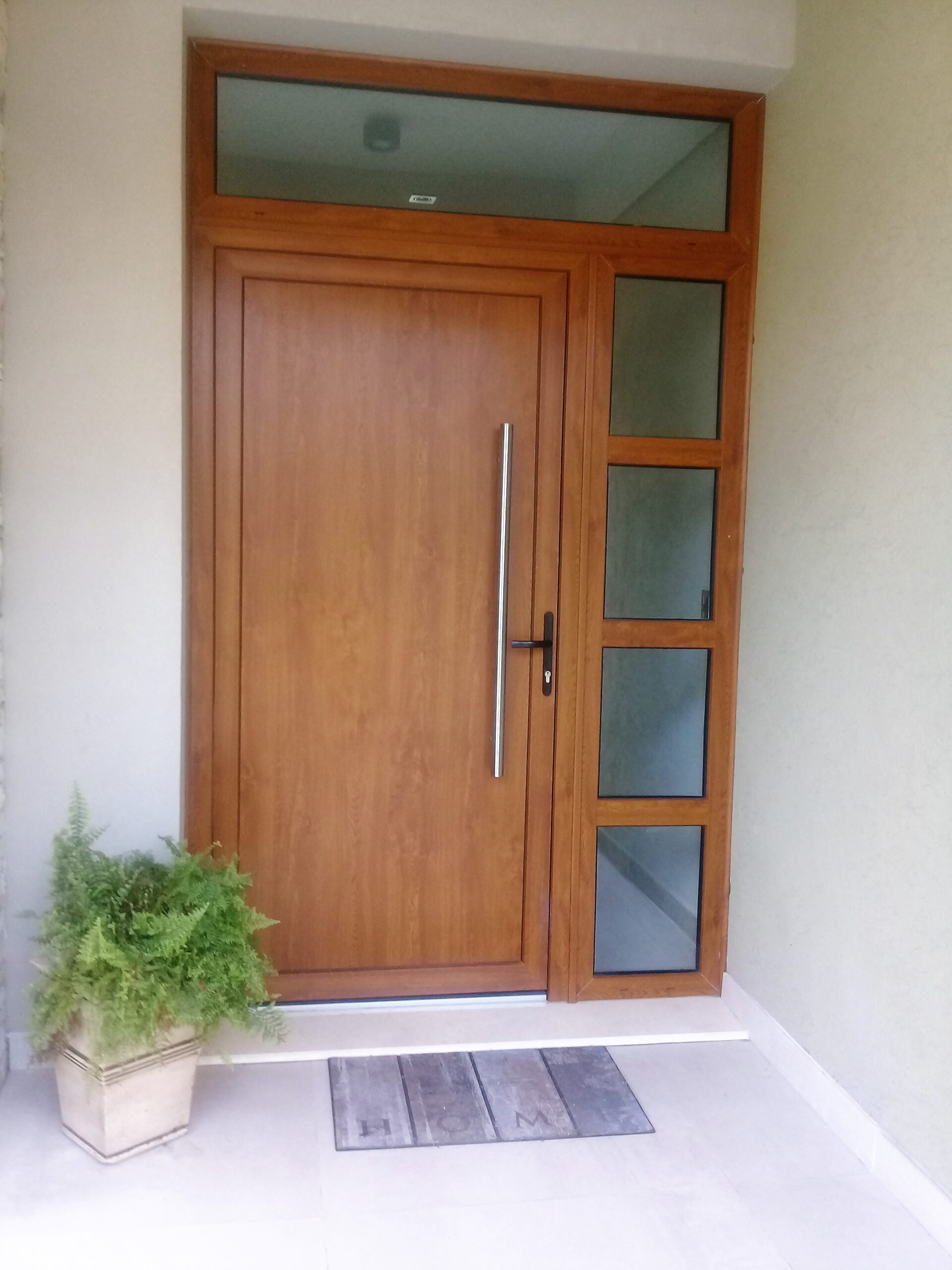 Puerta de entrada en PVC